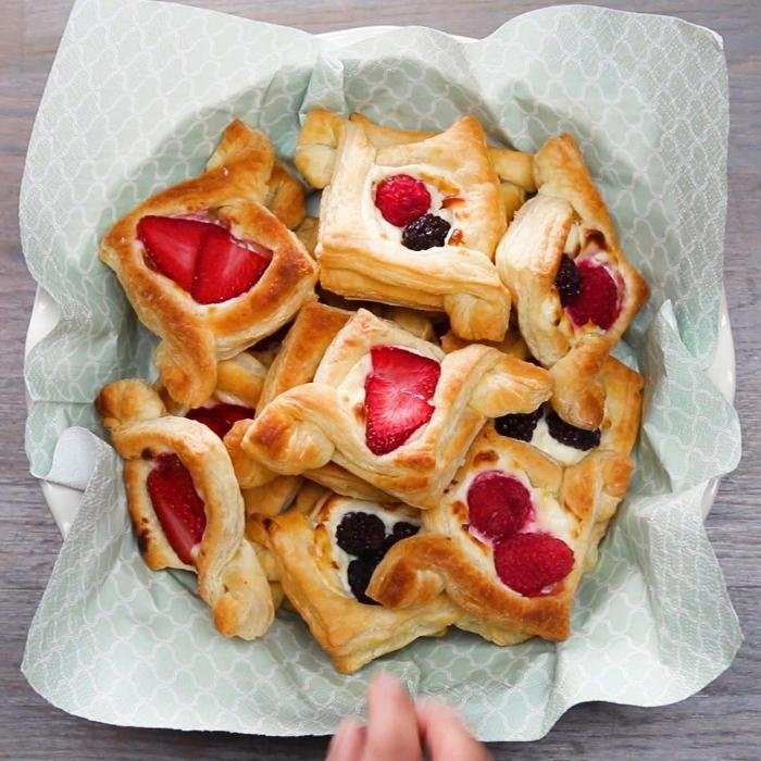 Morgenmadsbirkes med frugt og flødeost