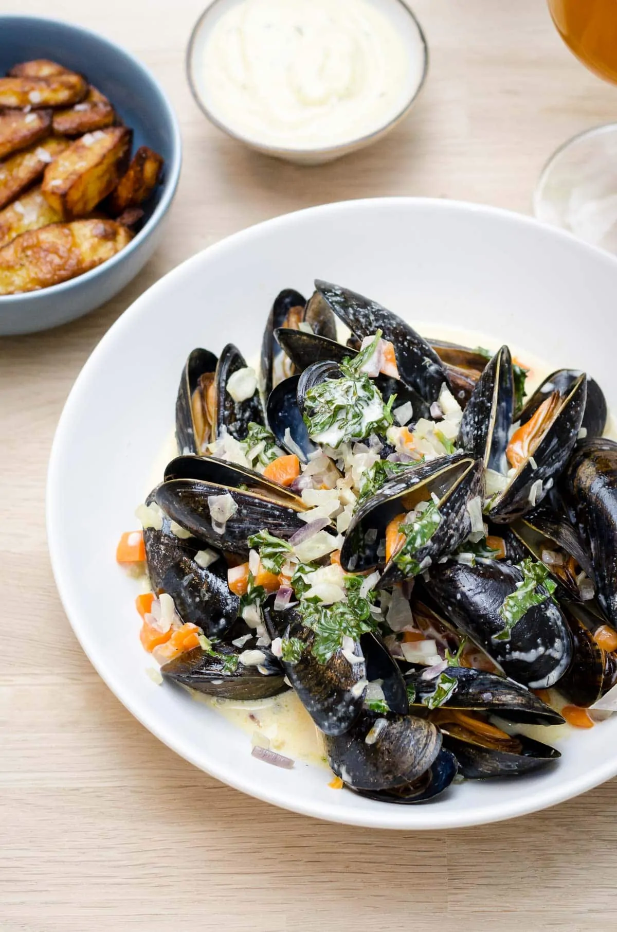 Muslinger i hvidvin og flødesauce – Moules Frites