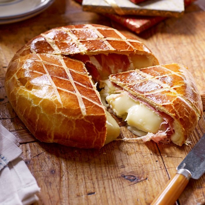 Brie indbagt i prosciutto og briochedej